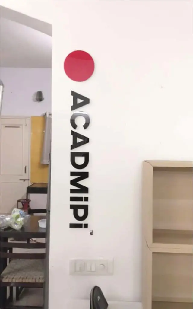 This image shows an acrylic name plate for the medical aesthetics academy, Acadmipi.