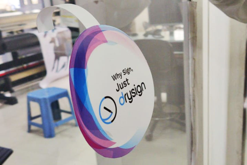 digital printing of a wobbler in a circular shape stuck on a window