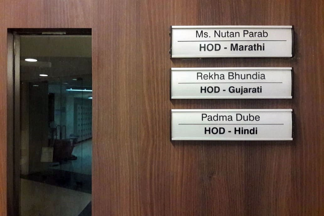 Silver finish premium looking name plates to display employee name is simple yet elegant office interior design idea