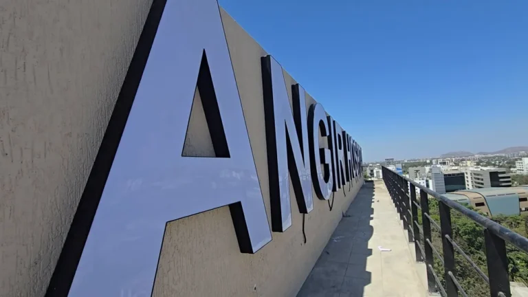 The letters A, N and G on the parapet, taller than the walkway railing