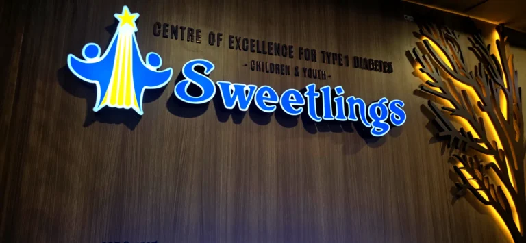 Sweetlings entrance with 3D acrylic letters and a lit CNC-cut tree